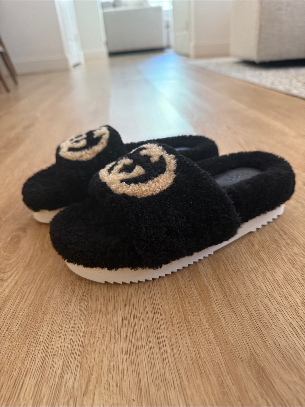 Gucci Black and Cream Shearling Logo Slide Sandals - Picture 3 of 6